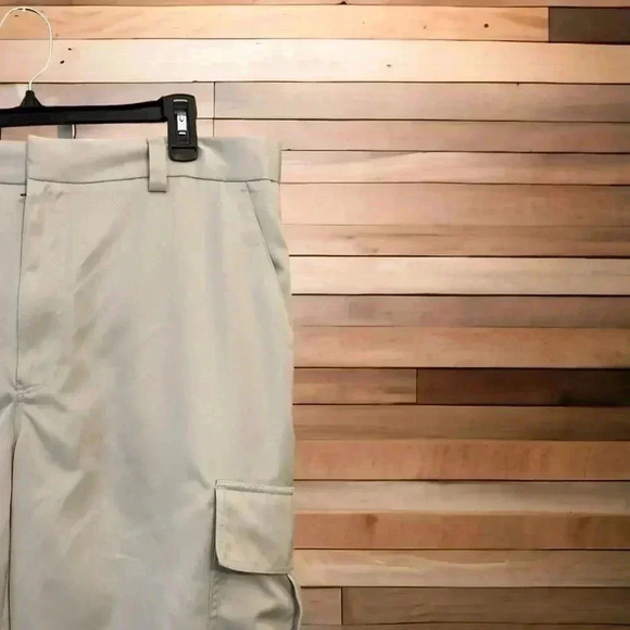 John Daly cargo golf shorts. Men’s size 38  100% polyester.  Lightweight. - Picture 4 of 4